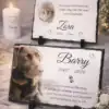 Gedenktafel für Haustier mit Foto, Kerze und liebevollem Text.