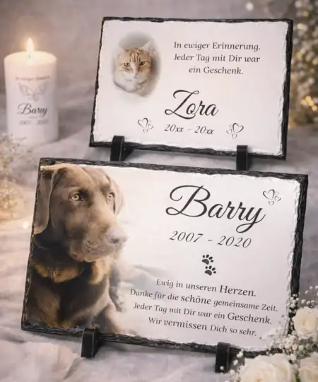 Gedenktafel für Haustier mit Foto, Kerze und liebevollem Text.