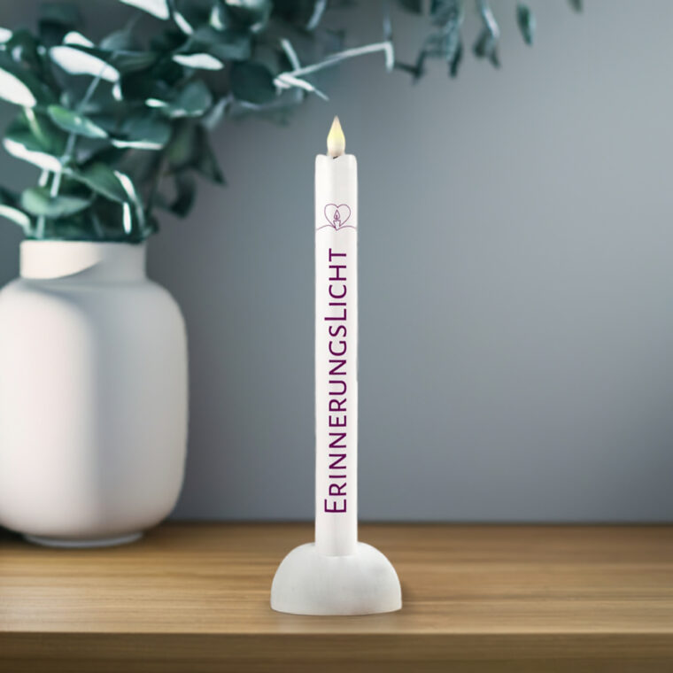 Produktbild Gedenkkerze Stabkerze Erinnerung / Echtwachskerze auf einem Holzregal präsentiert