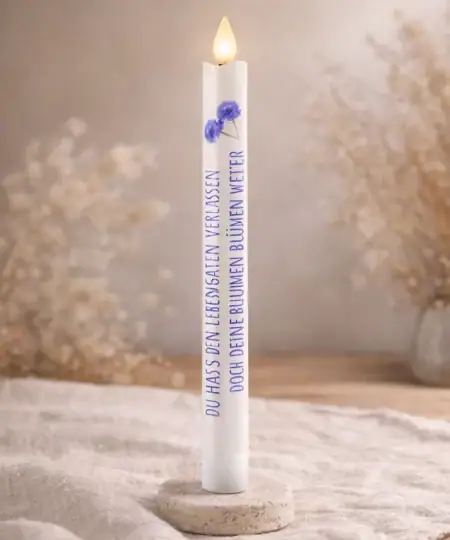 LED Gedenklicht Stabkerze mit Blumenmotiv und Trauerspruch, warme Lichtstimmung für liebevolle Erinnerung