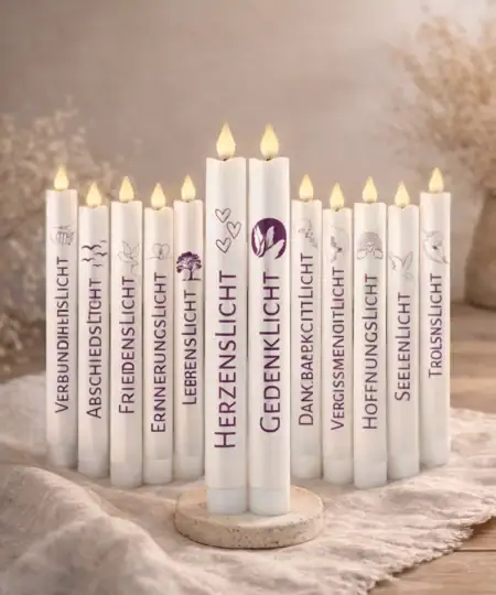 LED Gedenklicht Stabkerze Kollektion mit verschiedenen Trauersprüchen, warme Lichtstimmung für liebevolle Erinnerung
