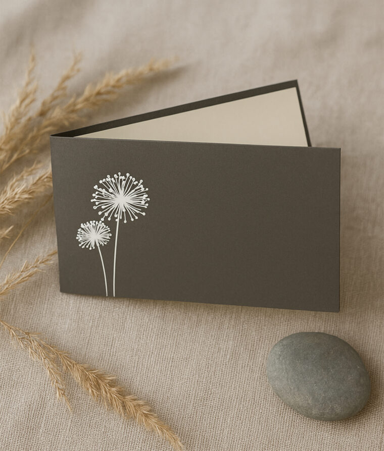 Produktabbildung Trauerkarte Quer mit geprägter Pusteblume