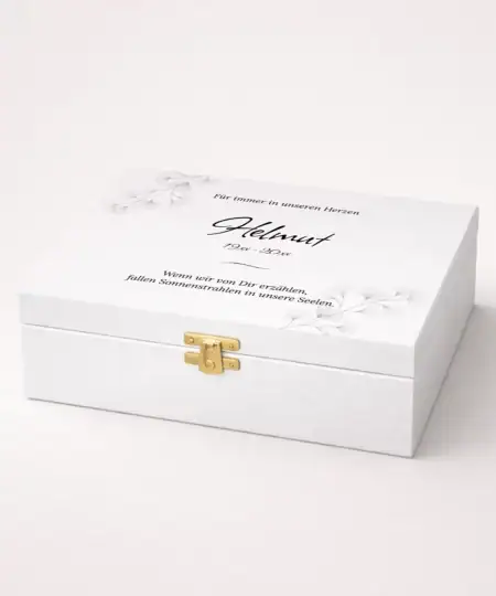 Der Deckel der Erinnerungsbox „Ginkgo“ ist mit einem dezenten Ginkgo-Blatt gestaltet. Dieses Motiv besitzt eine besondere Symbolkraft. Der Ginkgo steht seit Jahrhunderten für Beständigkeit, Hoffnung und die Verbindung zwischen Vergangenheit und Gegenwart.