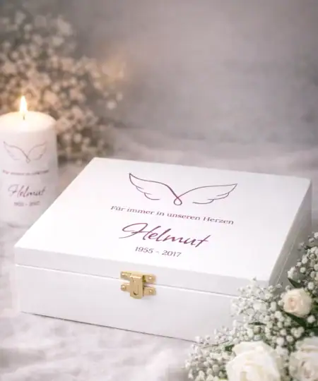 Personalisierte Erinnerungsbox aus Holz mit Engel Flügel Motiv und Name zur Aufbewahrung persönlicher Erinnerungsstücke