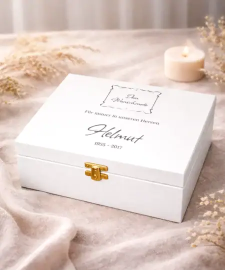Personalisierte Erinnerungsbox aus Holz mit Name, Datum und Spruch „Für immer in unseren Herzen“