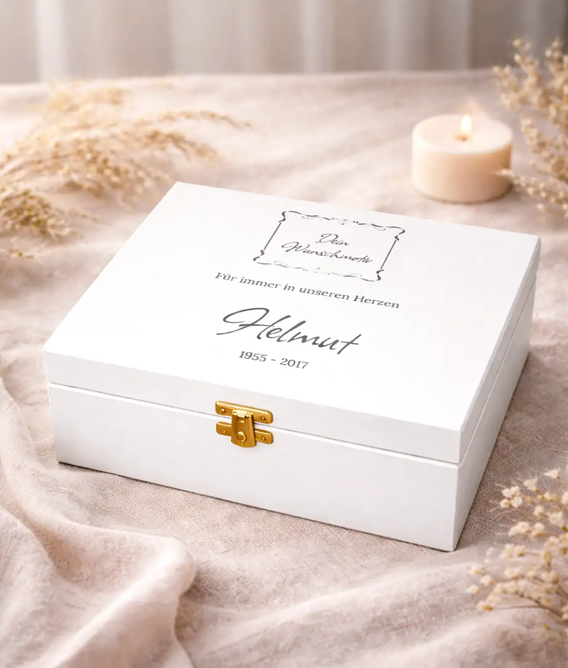 Personalisierte Erinnerungsbox aus Holz mit Name, Datum und Spruch „Für immer in unseren Herzen“