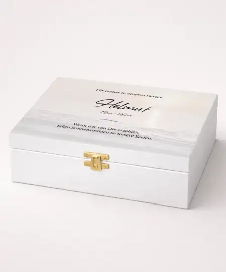 Personalisierte Erinnerungsbox aus Holz mit Sonnenuntergang Motiv und Gravur „Für immer in unseren Herzen“ als Trauerbox für persönliche Erinnerungsstücke
