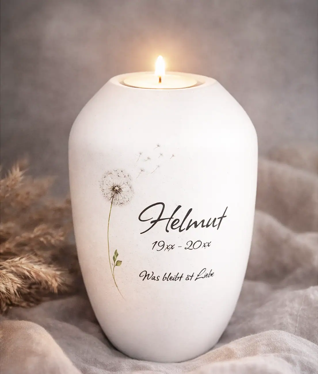 Personalisiertes Gedenklicht mit Teelicht und Pusteblume Motiv – Trauerlicht mit Name und Spruch