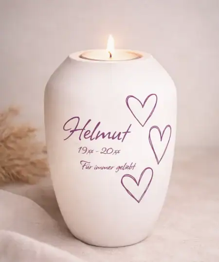 Personalisiertes Gedenklicht mit Herzmotiven und brennendem Teelicht – Erinnerungskerze mit Namen