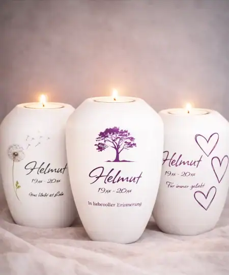 Drei personalisierte Gedenklichter mit brennendem Teelicht und verschiedenen Motiven – Pusteblume, Lebensbaum und Herzen