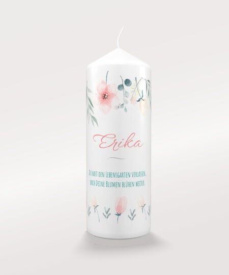 Personalisierte Trauerkerze mit Blumenmotiv, Name Erika und Spruch über den Lebensgarten