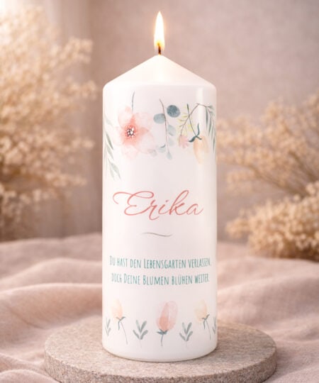 Personalisierte Trauerkerze mit Blumenmotiv, Name Erika und Spruch „Du hast den Lebensgarten verlassen“