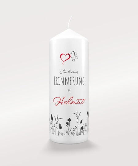 Personalisierte Trauerkerze mit Herzmotiv und Aufschrift „In lieber Erinnerung an Helmut“