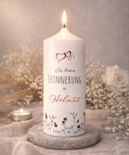 Personalisierte Trauerkerze mit Herzmotiv und Aufschrift „In lieber Erinnerung an Helmut“ in emotionaler Gedenkszene
