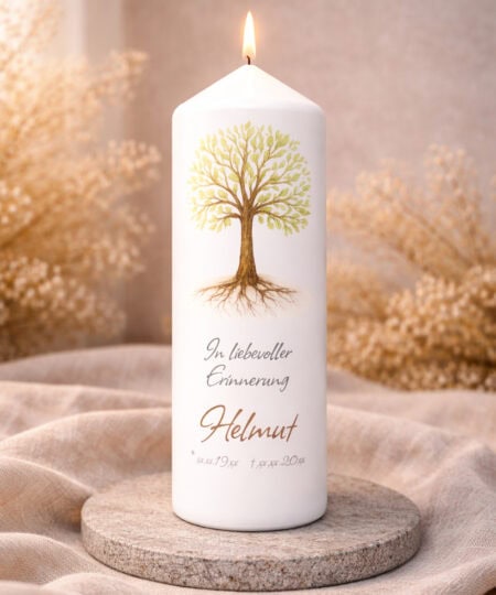 Personalisierte Trauerkerze mit Lebensbaum Motiv und Aufschrift „In liebevoller Erinnerung“ in emotionaler Gedenkszene