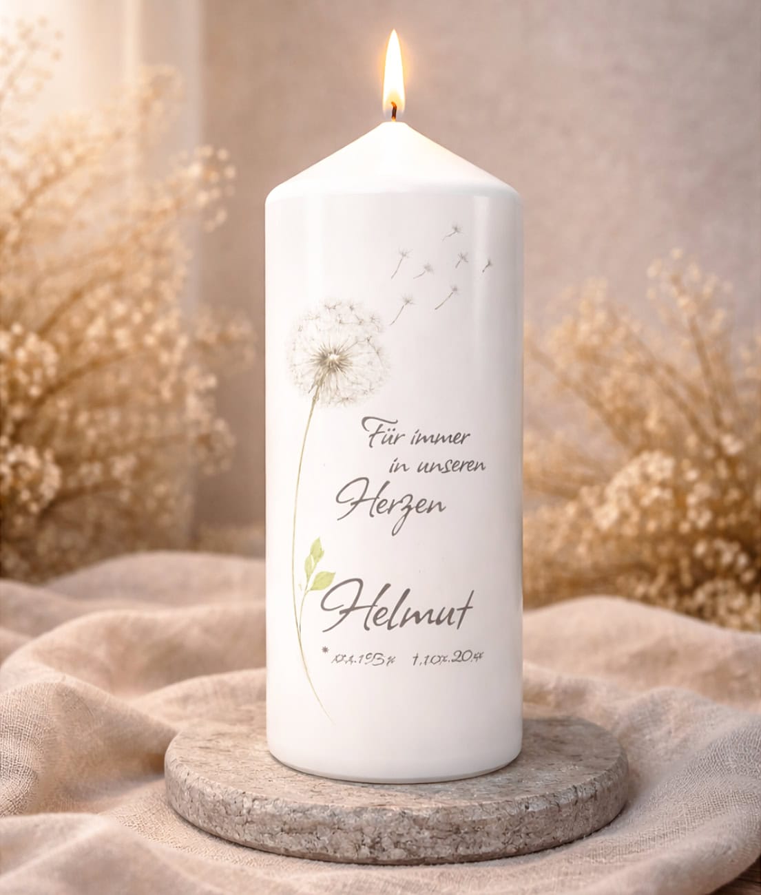 Personalisierte Trauerkerze mit Pusteblumenmotiv und Spruch „Für immer in unseren Herzen“ in emotionaler Gedenkszene