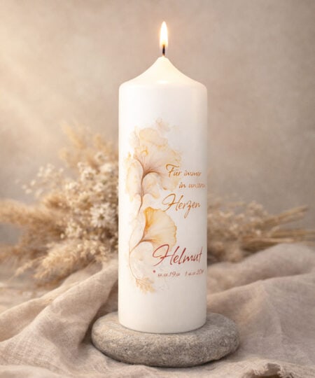 Personalisierte Trauerkerze mit Ginkgo Motiv und Aufschrift „Für immer in unseren Herzen“ mit Name Helmut